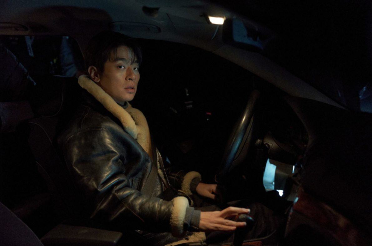 검은 터틀넥을 입고 옅은 배경 앞에서 옆얼굴로 한곳을 응시하는 영화 《휴민트》 속 박건(박정민)